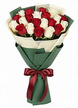 Букет Микс из красных и белых роз в Шишкино