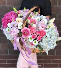 Композиция солнечный день в Шишкино Цветочная композиция из Розы, Хризантемы, Пионы и Лизиантусы в корзине в Шишкино
