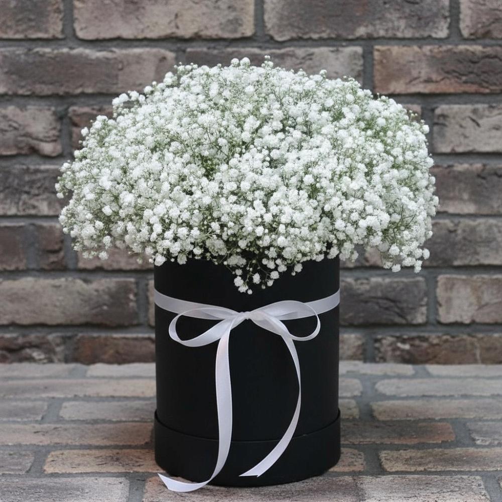 Цветочная композиция из Гипсофила в шляпной коробке в Шишкино