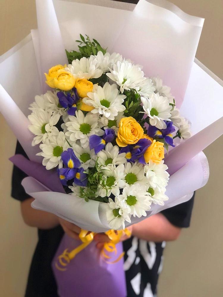Букет цветов из: Ирисы, Хризантемы и Розы в Шишкино