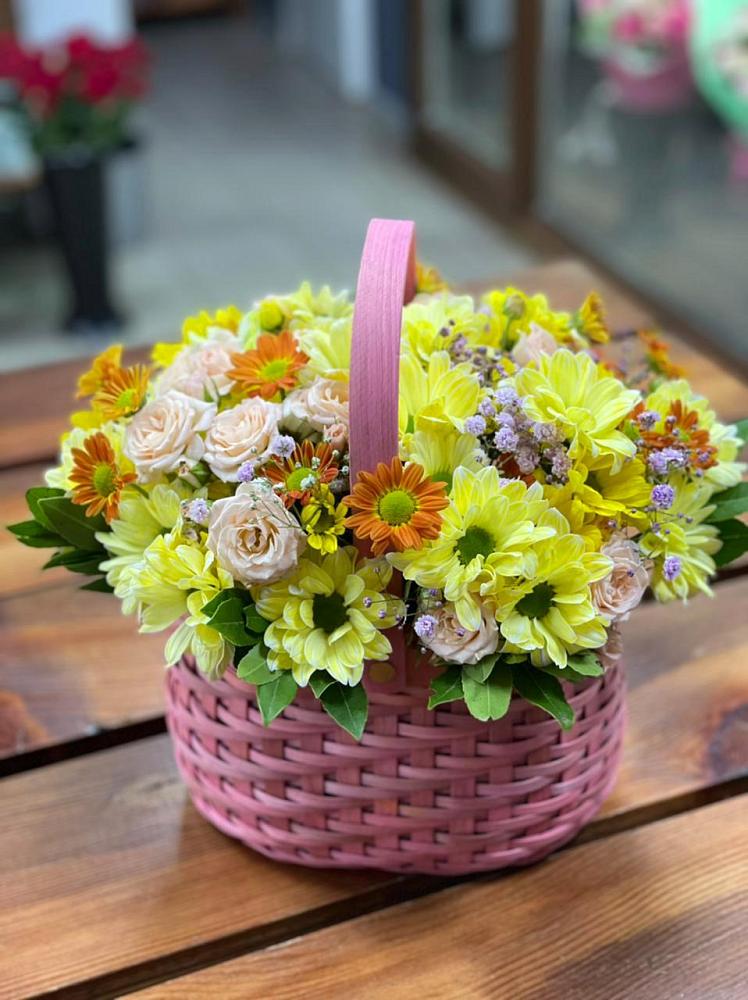 Цветочная композиция из Хризантемы и Розы в корзине в Шишкино