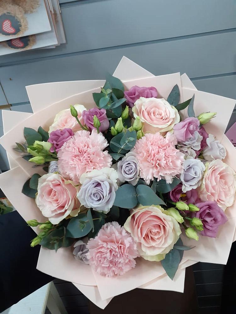 Букет цветов из: Розы, Гвоздики и Лизиантусы в Шишкино